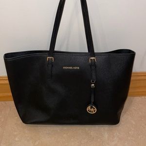 Michael Kors Jet Set Travel Medium Top-zip Tote Bag